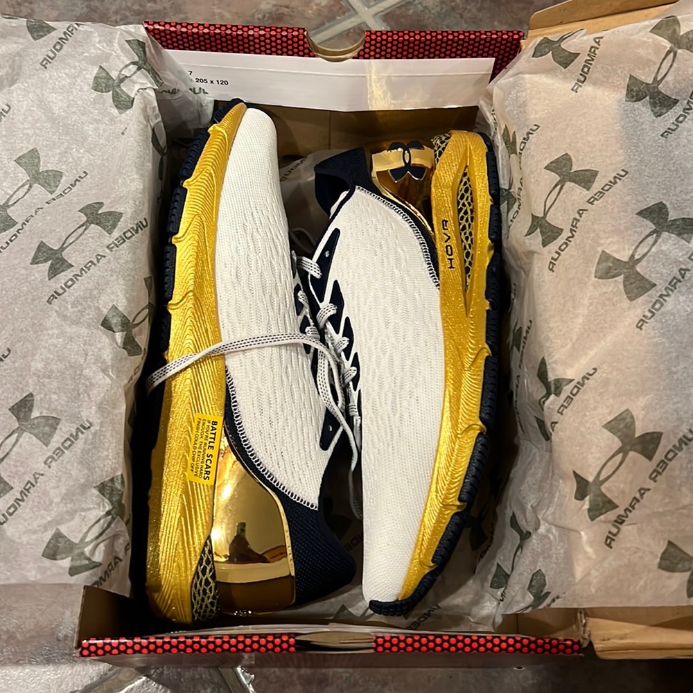 Notre Dame Under Armour UA Team Hover Sonic 3 NCAA Mens 9, Womens 10 10.5 unisex